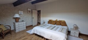 3 habitaciones, escritorio y tabla de planchar con plancha 