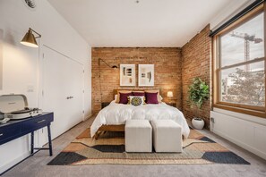 2 bedrooms, WiFi, bed sheets - Downtown Loft w/ Gated Parking (Salt Lake City)