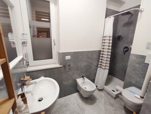 Design-huone | Kylpyhuone | Suihku, sadesuihkupää, hiustenkuivaaja, bidee