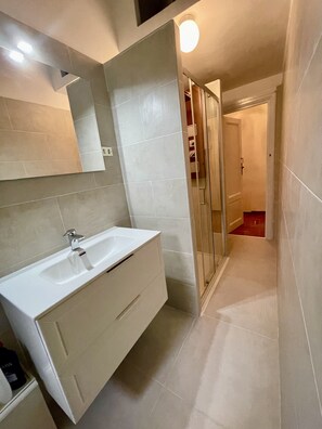 Douche, sèche-cheveux, bidet, serviettes fournies