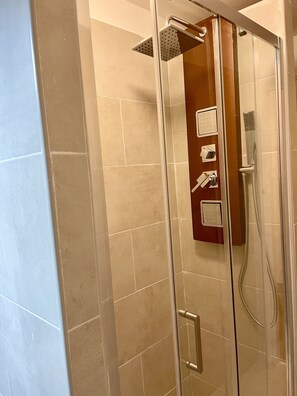 Dusche, Haartrockner, Bidet, Handtücher