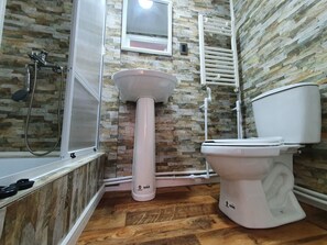 Kamar Single Eksekutif | Kamar mandi | Shower, pancuran hujan, pengering rambut, dan handuk