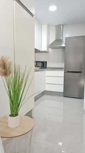 Køleskab, mikrobølgeovn, ovn, kogeplade