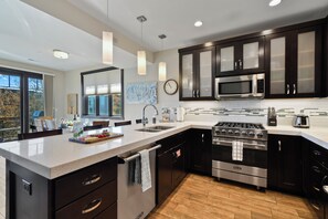 ثلاجة، ميكروويف، فرن، موقد طهي مسطح