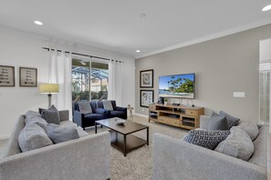 Televisión, videojuegos, reproductor de DVD y futbolito 