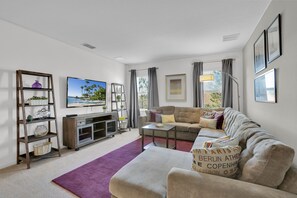 Televisión, videojuegos, reproductor de DVD y futbolito 