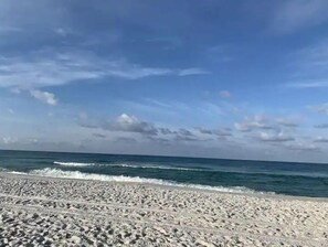 Playa en los alrededores y camastros 