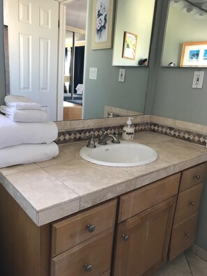 Shower, hair dryer - Mermaid's Penthouse-Oceanfront, Parking, Sleeps 6! (San Diego)