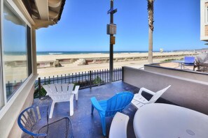 Terrace/patio - Mermaid's Penthouse-Oceanfront, Parking, Sleeps 6! (San Diego)