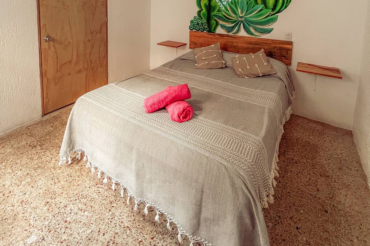 Habitación doble estándar, 1 cama Queen size | 1 habitación, edredón, cortinas blackout y wifi gratis