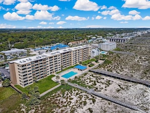 Un hôtel de grande hauteur, avec de nombreux étages, une piscine et un accès direct à la plage.