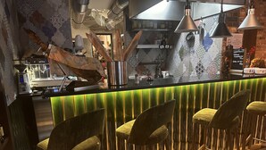 ランチ、ディナー、ブランチに営業