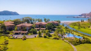 Un resort con varias edificaciones, piscina y campo de golf.