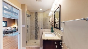 Combined shower/tub, towels