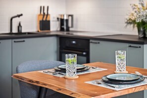 Een koelkast, een oven, een kookplaat, een vaatwasser