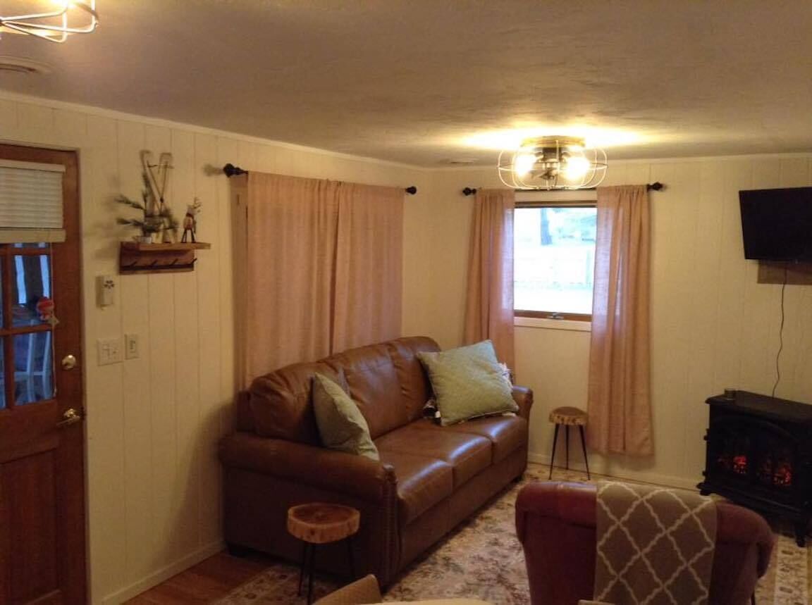 TV connectée, cheminée, livres, chaîne hi-fi