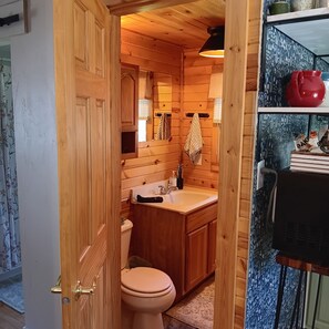 Een douche, een haardroger, handdoeken, zeep