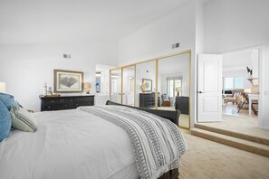 3 bedrooms, WiFi, bed sheets - Clean 3 Bedroom Oceanfront Single Family Home (Newport Beach)