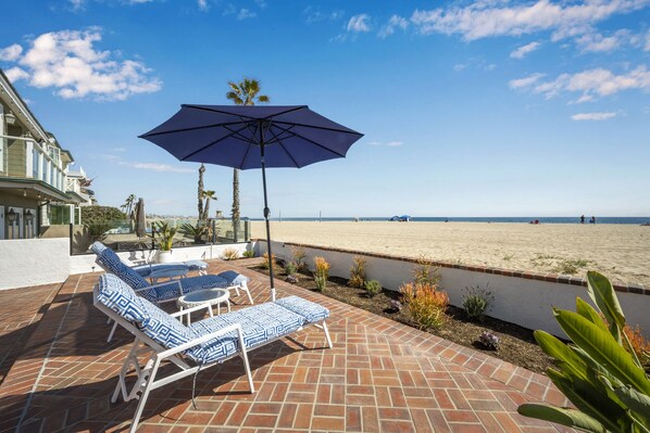 Property grounds - Clean 3 Bedroom Oceanfront Single Family Home (Newport Beach)