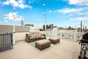 Terrace/patio - 7 Bedroom Duplex Home w/ Rooftop & Peek-A-Boo Ocean View (Newport Beach)