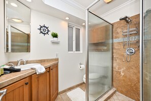 Ensemble baignoire-douche, séchoir à cheveux, serviettes fournies
