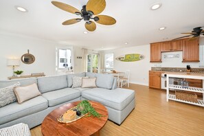 TV - 7 Bedroom Duplex Home w/ Rooftop & Peek-A-Boo Ocean View (Newport Beach)