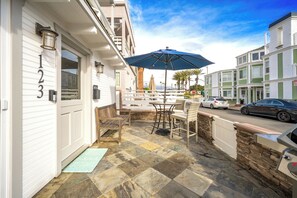 Outdoor dining - 7 Bedroom Duplex Home w/ Rooftop & Peek-A-Boo Ocean View (Newport Beach)