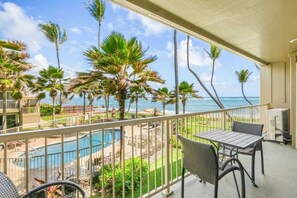 Outdoor dining - Kauai Kailani 204 Air Conditioned Ocean View Condo (Kapaʻa)
