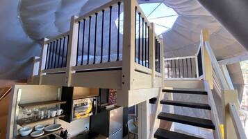 Dome # 2 Stream and Wooded View | Wohnbereich | 32-Zoll-Smart-TV mit Digitalempfang, Fernseher, Netflix