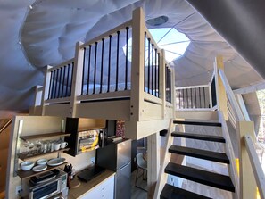 Dome # 2 Stream and Wooded View | Wohnbereich | 32-Zoll-Smart-TV mit Digitalempfang, Fernseher, Netflix