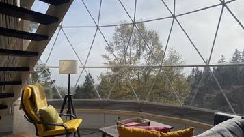 Dome #3 Sea View | Wohnbereich | 32-Zoll-Smart-TV mit Digitalempfang, Fernseher, Netflix