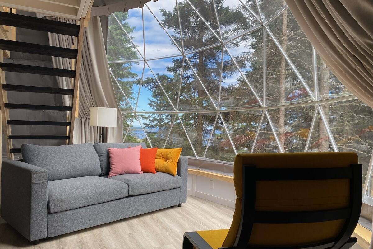 Dome #6 Sea View | Wohnbereich | 32-Zoll-Smart-TV mit Digitalempfang, Fernseher, Netflix