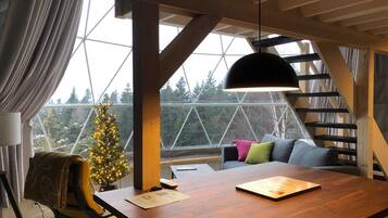 Dome #4 Sea View | Wohnbereich | 32-Zoll-Smart-TV mit Digitalempfang, Fernseher, Netflix