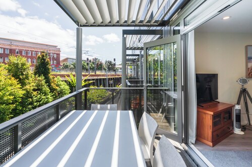 Spacious Home Near CBD | SPA Pool | Parking | 3BR