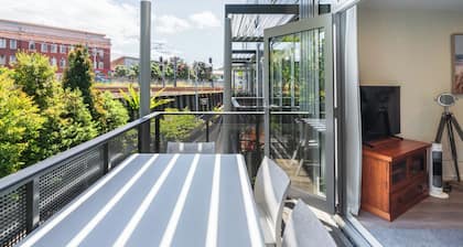 Spacious Home Near CBD | SPA Pool | Parking | 3BR