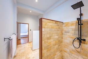 Douche, articles de toilette gratuits, serviettes fournies, savon