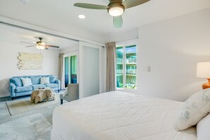 2 slaapkamers, een bureau, een strijkplank/strijkijzer, reisbedje