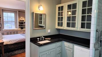 Room, 1 Queen Bed | Individually decorated, individually furnished, blackout curtains