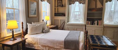 Room, 1 Queen Bed | Individually decorated, individually furnished, blackout drapes