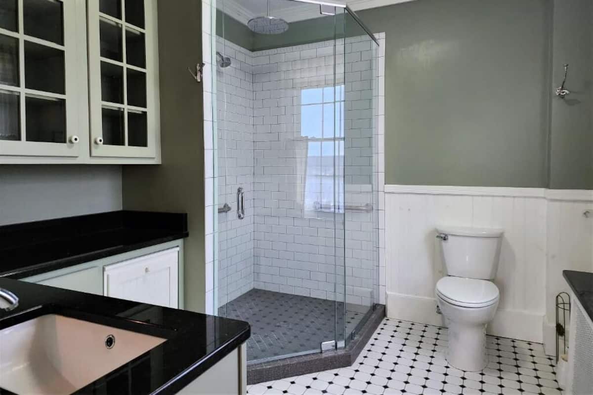 Room, 1 King Bed | Bathroom | Hair dryer, towels, soap, shampoo