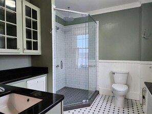 Chambre, 1 trĂšs grand lit | Salle de bain