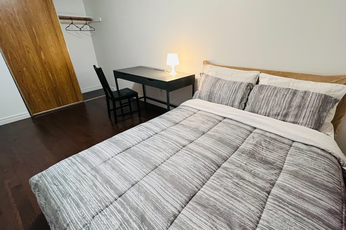 Habitación doble Confort | Ropa de cama hipoalergénica, muebles diferentes y escritorio