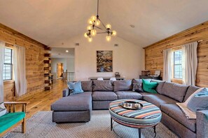 TV connectée, cheminée, livres, espaces bureaux