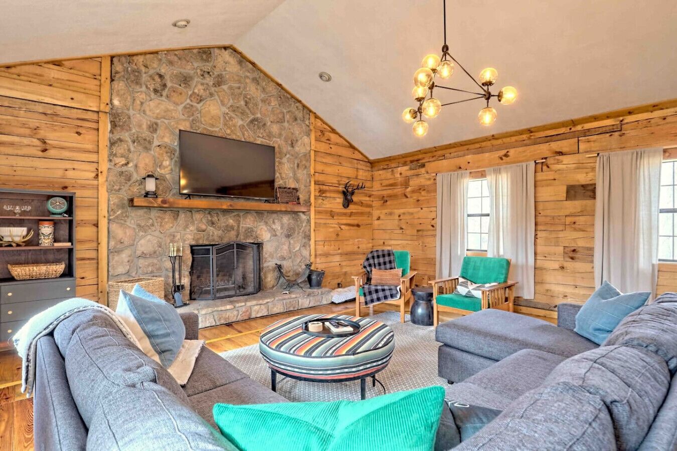 智能电视、壁炉、书、办公室