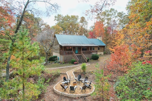 Clyde’s Cabin: Mtn View, Fire Pit, Pet-Friendly