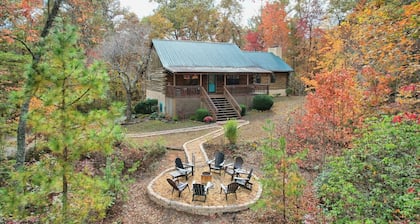Clyde’s Cabin: Mtn View, Fire Pit, Pet-Friendly