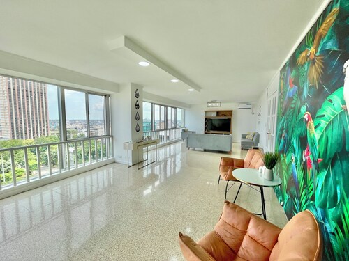 HUGE Condo Overlooking Midtown Guayaquil - Entire floor/Walking Distance