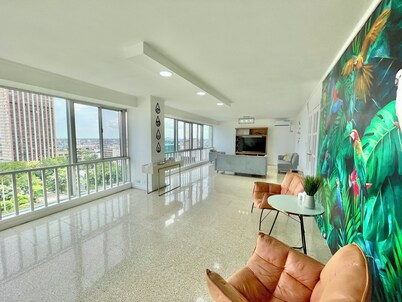 HUGE Condo Overlooking Midtown Guayaquil - Entire floor/Walking Distance