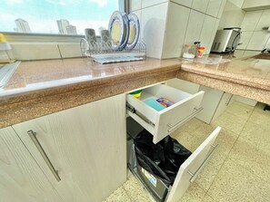 Kühlschrank, Ofen, Herdplatte, Wasserkocher mit Kaffee-/Teezubehör