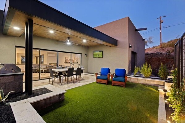 Outdoor dining - Luxury,  Modern Newly-Renovated Home with Breathtaking Views (Phoenix)